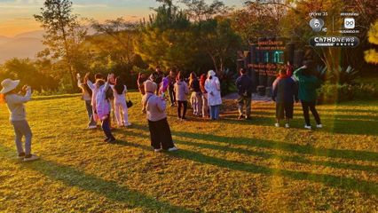 นักท่องเที่ยวกว่า 300 คน ขึ้นยอดภูเรือ ชมแสงแรกของวัน พร้อมรับอากาศหนาว อุณหภูมิต่ำสุด 9 องศาฯ