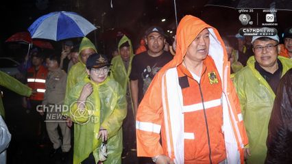 อนุทิน ลุยน้ำท่วมมอบถุงยังชีพให้ประชาชนสงขลา ระหว่างติดตามสถานการณ์น้ำท่วม