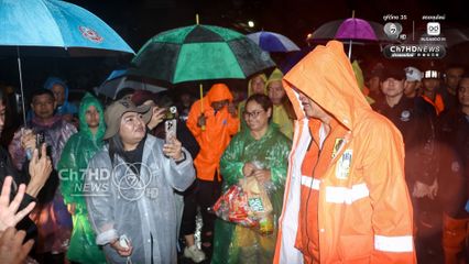 อนุทิน ลุยน้ำท่วมมอบถุงยังชีพให้ประชาชนสงขลา ระหว่างติดตามสถานการณ์น้ำท่วม