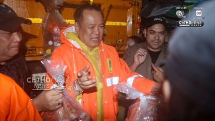อนุทิน ลุยน้ำท่วมมอบถุงยังชีพให้ประชาชนสงขลา ระหว่างติดตามสถานการณ์น้ำท่วม