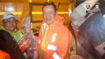 อนุทิน ลุยน้ำท่วมมอบถุงยังชีพให้ประชาชนสงขลา ระหว่างติดตามสถานการณ์น้ำท่วม