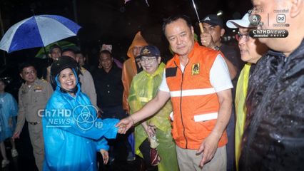 อนุทิน ลุยน้ำท่วมมอบถุงยังชีพให้ประชาชนสงขลา ระหว่างติดตามสถานการณ์น้ำท่วม