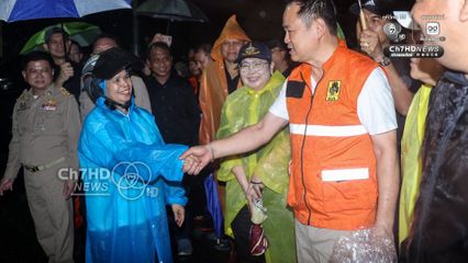อนุทิน ลุยน้ำท่วมมอบถุงยังชีพให้ประชาชนสงขลา ระหว่างติดตามสถานการณ์น้ำท่วม