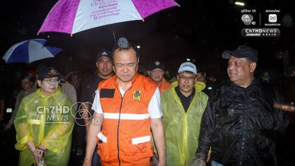 อนุทิน ลุยน้ำท่วมมอบถุงยังชีพให้ประชาชนสงขลา ระหว่างติดตามสถานการณ์น้ำท่วม