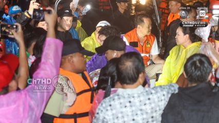 อนุทิน ลุยน้ำท่วมมอบถุงยังชีพให้ประชาชนสงขลา ระหว่างติดตามสถานการณ์น้ำท่วม