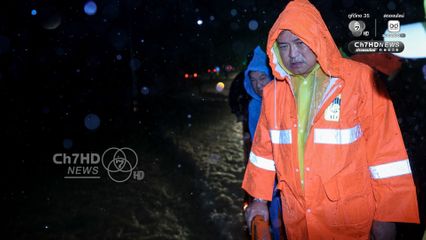 อนุทิน ลุยน้ำท่วมมอบถุงยังชีพให้ประชาชนสงขลา ระหว่างติดตามสถานการณ์น้ำท่วม