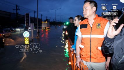 อนุทิน ลุยน้ำท่วมมอบถุงยังชีพให้ประชาชนสงขลา ระหว่างติดตามสถานการณ์น้ำท่วม