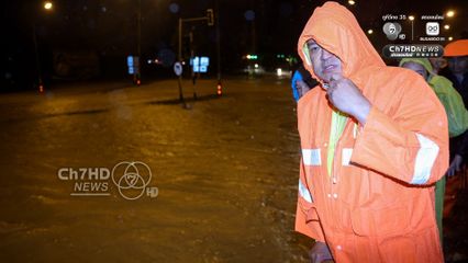 อนุทิน ลุยน้ำท่วมมอบถุงยังชีพให้ประชาชนสงขลา ระหว่างติดตามสถานการณ์น้ำท่วม