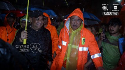 อนุทิน ลุยน้ำท่วมมอบถุงยังชีพให้ประชาชนสงขลา ระหว่างติดตามสถานการณ์น้ำท่วม