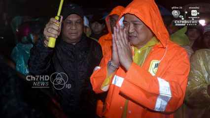 อนุทิน ลุยน้ำท่วมมอบถุงยังชีพให้ประชาชนสงขลา ระหว่างติดตามสถานการณ์น้ำท่วม