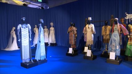 สมเด็จพระนางเจ้า ฯ พระบรมราชินี ทอดพระเนตรนิทรรศการแสดงผลงานห้องเสื้อพิจิตรา ในโอกาสก่อตั้งและดำเนินงานมาครบ 45 ปี และการแสดงผลงานของ บริษัท แอตเตอลิเยร์ พิจิตรา จำกัด