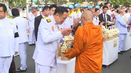 นายกรัฐมนตรี เป็นประธานในพิธีเจริญพระพุทธมนต์ และพิธีทำบุญตักบาตรถวายเป็นพระราชกุศลแด่พระบาทสมเด็จพระมงกุฎเกล้าเจ้าอยู่หัว และสมเด็จพระเจ้าภคินีเธอ เจ้าฟ้าเพชรรัตนราชสุดา สิริโสภาพัณณวดี