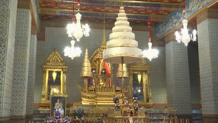 พระบาทสมเด็จพระเจ้าอยู่หัว และสมเด็จพระนางเจ้า ฯ พระบรมราชินี เสด็จพระราชดำเนินไปในการพระราชพิธีทรงบำเพ็ญพระราชกุศลอภิลักขิตสมัยวันคล้ายวันสวรรคตพระบาทสมเด็จพระปรเมนทรรามาธิบดีศรีสินทรมหาวชิราวุธ พระมงกุฎเกล้าเจ้าอยู่หัว พระมหาธีรราชเจ้า ครบ 100 ปี พ