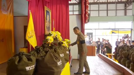 องคมนตรี เชิญสิ่งของพระราชทานเครื่องอุปโภคบริโภค ไปมอบแก่ราษฎรที่ประสบอุทกภัย ที่จังหวัดนครศรีธรรมราช และสุราษฎร์ธานี