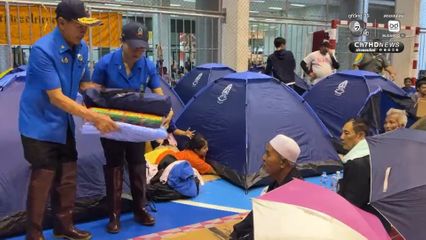 พระบาทสมเด็จพระเจ้าอยู่หัว ทรงพระกรุณาโปรดเกล้าโปรดกระหม่อมให้มูลนิธิราชประชานุเคราะห์ ในพระบรมราชูปถัมภ์ จัดส่งสิ่งของพระราชทานเครื่องอุปโภคบริโภค เพื่อนำไปช่วยเหลือผู้ประสบอุทกภัยในพื้นที่ภาคใต้ 