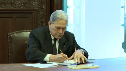 พระราชวงศ์ต่างประเทศ บุคคลสำคัญ และประชาชน ไปกราบถวายบังคม พระบรมศพ สมเด็จพระนางเจ้าสิริกิติ์ พระบรมราชินีนาถ พระบรมราชชนนีพันปีหลวง