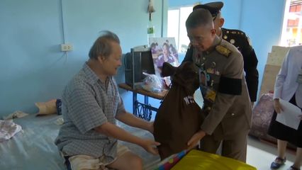 องคมนตรี เชิญถุงพระราชทาน และเครื่องอุปโภคบริโภค กับถุงพระราชทานสำหรับเด็ก ไปมอบแก่ผู้ประสบอุทกภัย ที่จังหวัดตรัง และพัทลุง