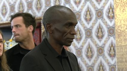 คณะบุคคล และประชาชนทั่วไป ไปกราบถวายบังคมพระบรมศพ สมเด็จพระนางเจ้าสิริกิติ์ พระบรมราชินีนาถ พระบรมราชชนนีพันปีหลวง อย่างต่อเนื่อง