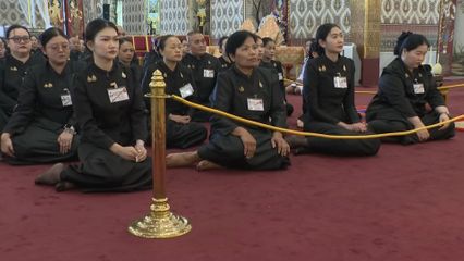 คณะบุคคล ประชาชน และช่างฝีมือจากสถาบันสิริกิติ์ ไปกราบถวายบังคมพระบรมศพ สมเด็จพระนางเจ้าสิริกิติ์ พระบรมราชินีนาถ พระบรมราชชนนีพันปีหลวง