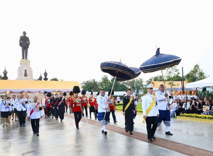 ในหลวง-พระราชินี ทรงวางพุ่มดอกไม้ถวายราชสักการะพระบรมราชานุสาวรีย์ ร.9