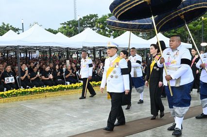 ในหลวง-พระราชินี ทรงวางพุ่มดอกไม้ถวายราชสักการะพระบรมราชานุสาวรีย์ ร.9