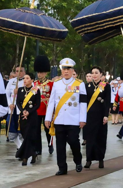 ในหลวง-พระราชินี ทรงวางพุ่มดอกไม้ถวายราชสักการะพระบรมราชานุสาวรีย์ ร.9