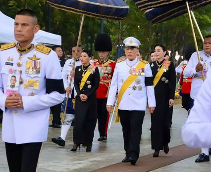 ในหลวง-พระราชินี ทรงวางพุ่มดอกไม้ถวายราชสักการะพระบรมราชานุสาวรีย์ ร.9