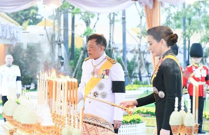 ในหลวง-พระราชินี ทรงวางพุ่มดอกไม้ถวายราชสักการะพระบรมราชานุสาวรีย์ ร.9