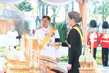 ในหลวง-พระราชินี ทรงวางพุ่มดอกไม้ถวายราชสักการะพระบรมราชานุสาวรีย์ ร.9