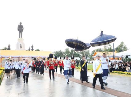 ในหลวง-พระราชินี ทรงวางพุ่มดอกไม้ถวายราชสักการะพระบรมราชานุสาวรีย์ ร.9