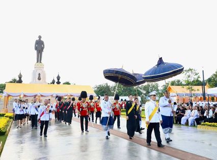ในหลวง-พระราชินี ทรงวางพุ่มดอกไม้ถวายราชสักการะพระบรมราชานุสาวรีย์ ร.9