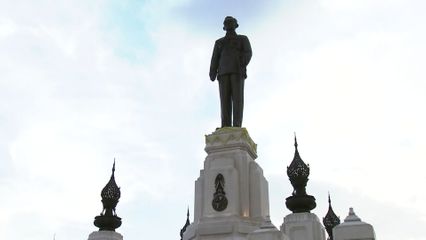 พระบาทสมเด็จพระเจ้าอยู่หัว และสมเด็จพระนางเจ้าฯ พระบรมราชินี ทรงปฏิบัติพระราชกรณียกิจเนื่องในวันคล้ายวันพระบรมราชสมภพ พระบาทสมเด็จพระบรมชนกาธิเบศร มหาภูมิพลอดุลยเดชมหาราช บรมนาถบพิตร พุทธศักราช 2568