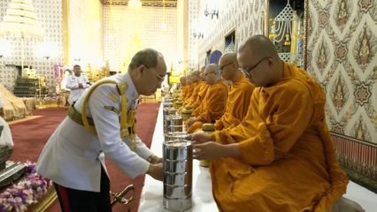 พระราชวงศ์ และองคมนตรี ไปในการบำเพ็ญพระราชกุศลถวายพระบรมศพ สมเด็จพระนางเจ้าสิริกิติ์ พระบรมราชินีนาถ พระบรมราชชนนีพันปีหลวง