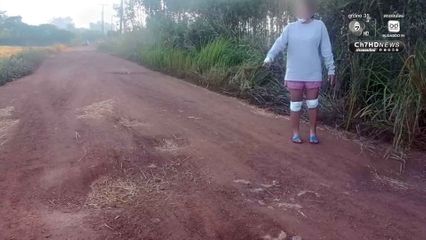 สาวขี่รถ จยย.ตกหลุม ล้มหัวฟาดพื้น ปลูกต้นกล้วยประชดหน่วยงาน