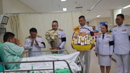 พระบาทสมเด็จพระเจ้าอยู่หัว และสมเด็จพระนางเจ้า ฯ พระบรมราชินี พระราชทานดอกไม้และตะกร้าสิ่งของแก่เจ้าหน้าที่ซึ่งได้รับบาดเจ็บจากสถานการณ์ความไม่สงบในพื้นที่จังหวัดชายแดนไทย-กัมพูชา