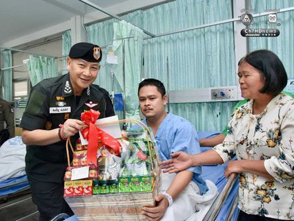 ผบ.ตร. ลงพื้นที่อุบลราชธานี ติดตามสถานการณ์ชายแดนไทย – กัมพูชา เยี่ยม 6 ตำรวจบาดเจ็บ ปลุกขวัญ ตชด. 