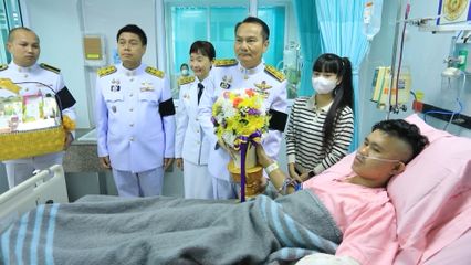 ผู้ว่าราชการจังหวัดต่าง ๆ เชิญดอกไม้และตะกร้าสิ่งของพระราชทาน ไปมอบแก่กำลังพลที่ได้รับบาดเจ็บจากสถานการณ์ความไม่สงบในพื้นที่จังหวัดชายแดนไทย-กัมพูชา