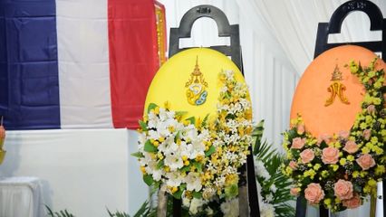 พระบาทสมเด็จพระเจ้าอยู่หัว พระราชทานพวงมาลาวางหน้าหีบศพเจ้าหน้าที่ที่เสียชีวิต และพระราชทานดอกไม้และตะกร้าสิ่งของแก่ผู้ได้รับบาดเจ็บจากสถานการณ์ชายแดนไทย-กัมพูชา