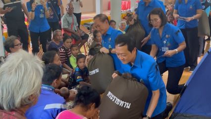 มูลนิธิราชประชานุเคราะห์ ในพระบรมราชูปถัมภ์ บรรจุถุงพระราชทานเพื่อเชิญไปมอบแก่ผู้ที่ได้รับผลกระทบจากเหตุการณ์ความไม่สงบในพื้นที่ชายแดนไทย-กัมพูชา