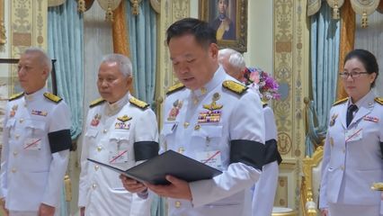 พระบาทสมเด็จพระเจ้าอยู่หัว และสมเด็จพระนางเจ้า ฯ พระบรมราชินี พระราชทานพระบรมราชวโรกาสให้ คณะบุคคล เฝ้าทูลละอองธุลีพระบาท