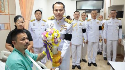 พระบาทสมเด็จพระเจ้าอยู่หัว พระราชทานดอกไม้ และตะกร้าสิ่งของแก่เจ้าหน้าที่ที่ได้รับบาดเจ็บจากสถานการณ์ความไม่สงบในพื้นที่ชายแดนไทย-กัมพูชา กับพระราชทานน้ำหลวงอาบศพ พวงมาลา และพระราชทานเพลิงศพเป็นกรณีพิเศษ แก่กำลังพลที่เสียชีวิต