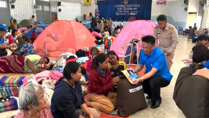 พระบาทสมเด็จพระเจ้าอยู่หัว ทรงพระกรุณาโปรดเกล้าโปรดกระหม่อมให้ มูลนิธิราชประชานุเคราะห์ ในพระบรมราชูปถัมภ์ มอบถุงพระราชทานเครื่องอุปโภค ถุงพระราชทานสำหรับเด็ก และเต็นท์นอน แก่ผู้ที่ได้รับผลกระทบจากเหตุการณ์ความไม่สงบในพื้นที่ชายแดนไทย-กัมพูชา