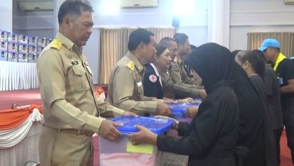 สมเด็จพระเจ้าน้องนางเธอ เจ้าฟ้าจุฬาภรณวลัยลักษณ์ อัครราชกุมารี กรมพระศรีสวางควัฒน วรขัตติราชนารี พระราชทานสิ่งของแก่ผู้ประสบอุทกภัยในจังหวัดสตูล