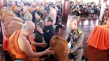 มูลนิธิอาสาเพื่อนพึ่ง (ภาฯ) ยามยาก สภากาชาดไทย เชิญถุงยังชีพพระราชทานมอบแก่ผู้ประสบอุทกภัย ที่จังหวัดสุพรรณบุรี