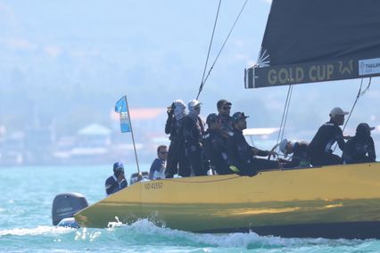 พระราชินี ทรงนำทัพเรือใบทีมชาติไทย ชนะ 2 เรซ ในการแข่งขันกีฬาซีเกมส์ ครั้งที่ 33