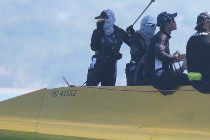 พระราชินี ทรงนำทัพเรือใบทีมชาติไทย ชนะ 2 เรซ ในการแข่งขันกีฬาซีเกมส์ ครั้งที่ 33