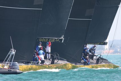 พระราชินี ทรงนำทัพเรือใบทีมชาติไทย ชนะ 2 เรซ ในการแข่งขันกีฬาซีเกมส์ ครั้งที่ 33