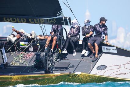 พระราชินี ทรงนำทัพเรือใบทีมชาติไทย ชนะ 2 เรซ ในการแข่งขันกีฬาซีเกมส์ ครั้งที่ 33