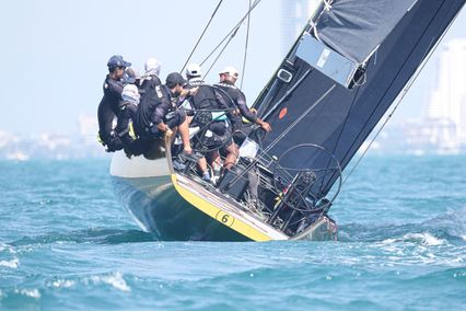 พระราชินี ทรงนำทัพเรือใบทีมชาติไทย ชนะ 2 เรซ ในการแข่งขันกีฬาซีเกมส์ ครั้งที่ 33