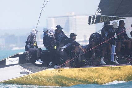 พระราชินี ทรงนำทัพเรือใบทีมชาติไทย ชนะ 2 เรซ ในการแข่งขันกีฬาซีเกมส์ ครั้งที่ 33